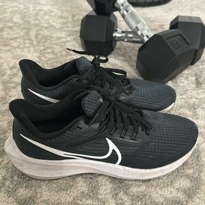 NIKE AIR ZOOM PEGASUS size 7.5